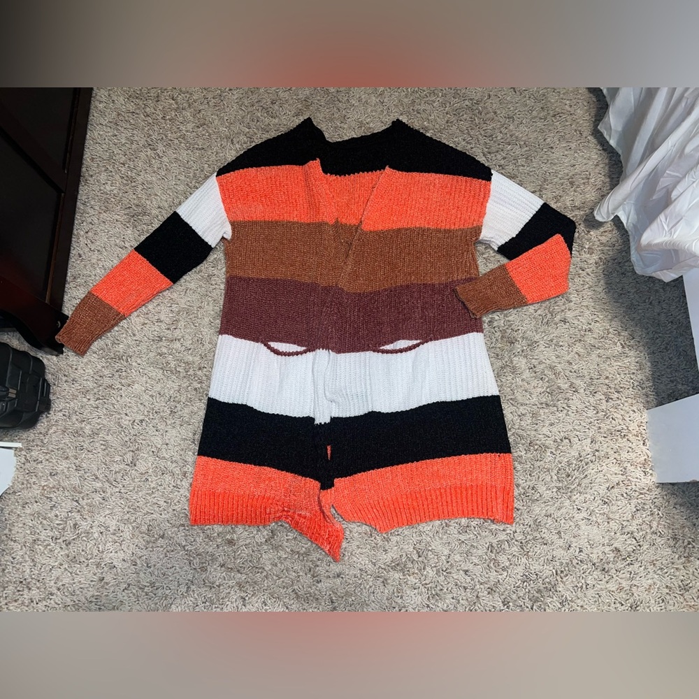 Boutique brand fall colored cardigan with front pockets like new size large